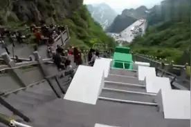 牛人跑酷下山，2分钟从1500米的山顶跑到山脚下，真是不服不行！视频封面