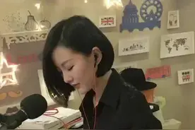 短发美女钢琴弹唱（6）