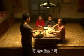哥哥知道妹妹偷肉，四个可怜的孩子为关起来的爸爸包饺子，看哭了视频封面