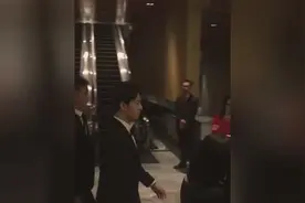 走路带风的男子杨洋，粉丝打招呼头也不回，网友失望至极