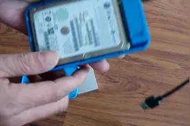 演员张箬，录了一个移动硬盘更换的视频给你