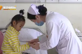 家长们注意：新生儿宝宝应该如何应对春捂秋冻？视频封面