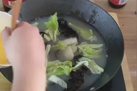 鸡汤炖木耳再加上一点料酒味道极好