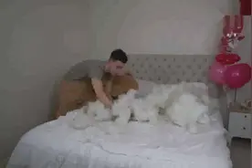 男子买了个大熊玩偶，自己钻了进去恶搞女朋友，最后都吓哭了视频封面