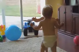 双胞胎练摔跤，两个小萌娃滚成一团实在让人爱不够好想抱抱他们视频封面