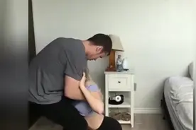 【外国美女搞笑】外国美女假装晕倒恶搞男友, 男友都被吓坏了视频封面