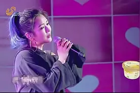 何洁演唱现场版《小永远》，唱功依旧，卓越嗓音让全场尖叫！视频封面