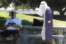 老笑坊：外国人恶搞书包炸弹，整蛊路人差点被打，最后警察来了！视频封面