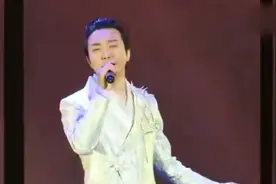 年近40的李玉刚亮相巴黎时装周老外看懵了视频封面