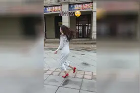 穿连体裤尿急怎么办，赶紧回家去吧妹子