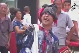 河南乞丐王姬银龙街斗安徽乞丐王宋天福，千人围观，场面壮观！视频封面
