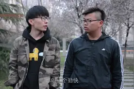 大哥你的屁股抬一下我给你擦一下，姑娘我擦过了，然后是这样的视频封面