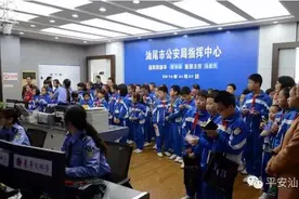 110宣传日：小学生走进汕尾公安 与民警接线员互动图片