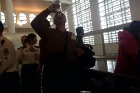 53度白酒带不上飞机，大哥仰头“瓶吹”图片
