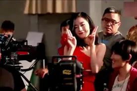 谢娜张杰回成都同班机不同框 机场狂奔相见似鹊桥会视频封面