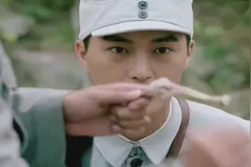 十几个八路军战士分吃一个鸡腿