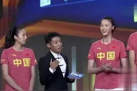 身高172cm的撒贝宁遇上中国女排，怎么站？撒贝宁尴尬了视频封面