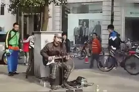 南昌街头音乐《最远的你是我最近的爱》图片