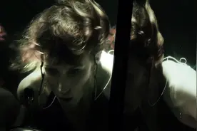 这支像泡在福尔马林的尸体一样泡在水里唱歌的乐队，比恐怖片惊悚图片