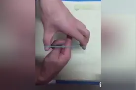 15秒钟学会手指穿越橡皮筋魔术，简单易学图片