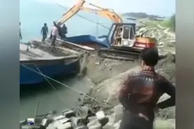 开挖掘机上船，开始以为是个高手，看到结尾笑死了图片