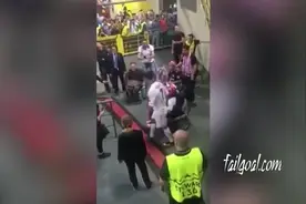 这就是传奇！实拍欧冠决赛后C罗场边与残疾人球迷亲密互动图片