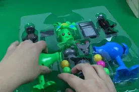 玩具试玩 植物大战僵尸 花园战争 失落之城 未来世界 豌豆射图片