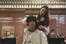 美女理发师剪头发的时候你在想什么？视频封面