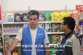 国外小伙假扮超市工作人员，耍的顾客团团转，真是太坏了！图片