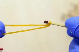 最新颖的火柴玩法：如何用皮筋点燃火柴？又学会一个新技能！图片