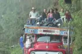 满载大货车山路行驶，看完宁愿走路也不敢坐车，太吓人！图片