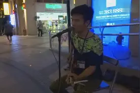 他和李健同名，他在街头演唱《贝加尔湖畔》一样的好听图片