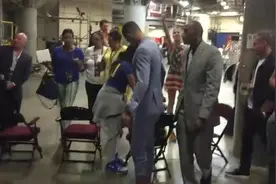 太温馨！赛后库嫂带着女儿接“小学生”放学图片