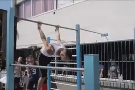 小伙与大叔街头健身PK，这能力真强！图片