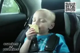 这小孩太萌了：睡着吃冰淇淋，逼死强迫症的节奏图片