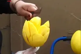 小贩卖芒果秀刀法，芒果都被切成花了，佩服图片