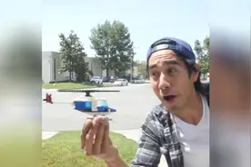 这个小伙把乐高直升飞机开上了天，结果悲剧了。图片