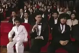 张家辉颁奖礼采访周杰伦，周杰伦：你还是说广东话吧！太搞笑了视频封面