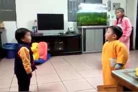 实拍：两个还不会说话的宝宝吵架，爸妈笑疯了！图片