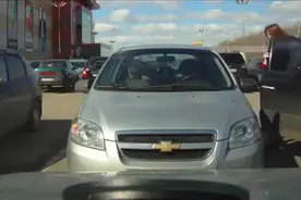 女子开车门撞到旁边车辆，立马逃逸，没想到被记录仪拍下全程！图片