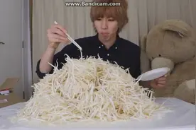 日本神二哥再续奇葩 挑战生吃10000根生豆芽视频封面