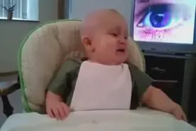 笑喷！这位小宝宝特别喜听贾斯汀·比伯的歌，只要一关掉就大哭图片