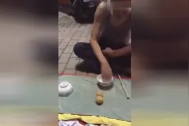 鬼手传人，竟沦落街头表演戏法为生。可悲可叹可怜。图片