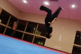 武馆小伙随意的武术表演，全是练家子的套路图片