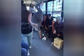 小伙公交车上大便拉裤子里，老太太都看不下去了图片