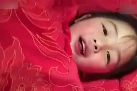 女儿开玩笑说不喜欢爸爸，恰巧被爸爸撞到，此刻女儿这样应付视频封面