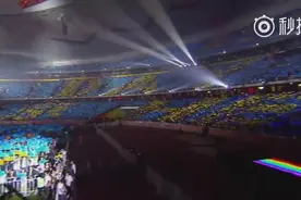 五月天鸟巢演唱会上十万人合唱《倔强》，燃爆了全场。图片