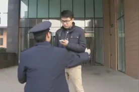 好逗~保安念情书，促成一对小情侣图片