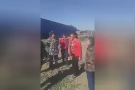 爆笑：农村大姐村头吵架，一言不合就蹦迪了！图片