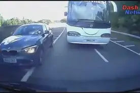 大客车和宝马抢道，宝马司机毫不示弱，场面惊心动魄！图片